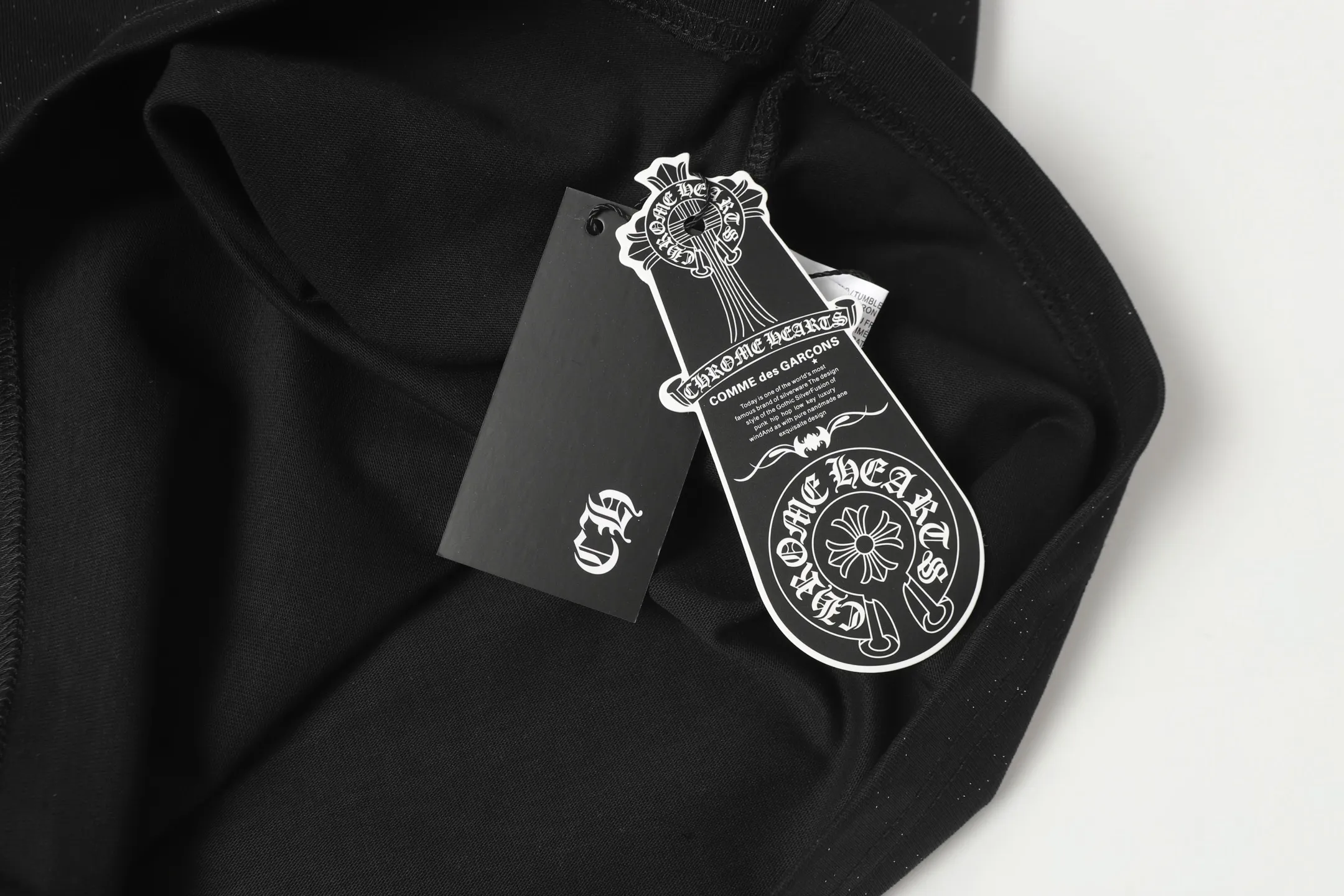 P160 Chrome Hearts CH Chrome Hearts Starry Sanskrit hot-drilled short-sleeved T-shirt. Hand-drilled. Different from machine hot-drilling. Hardware and accessories are all ground and customized. Correct configuration. Black 2025 Chrome Hearts authentic packaging. 260 grams of custom-dyed double yarn cotton. Large version. Loose and stylish. Different from lower version, slim and long version with upper body and crotch pull. 100% commitment: top quality. Not fast food. Highest version on the market. Top quality - Differentiate from the ordinary versions on the market. If you care about quality, you should also respect the price. Absolutely 0 after-sales service. 0 return rate so far. It’s hard not to love the style - 280g double yarn cotton custom-dyed fabric - Correct high-density main mark, washed tag, hand-sewn